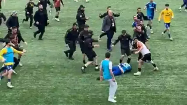 Futbol Sahasi Ringe Dondu Tam 24 Kirmizi Kart 19259935 7779 M