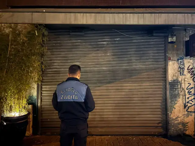 Genc Muhendisi Komalik Eden Kahveyi Yapan 19268331 6505 M