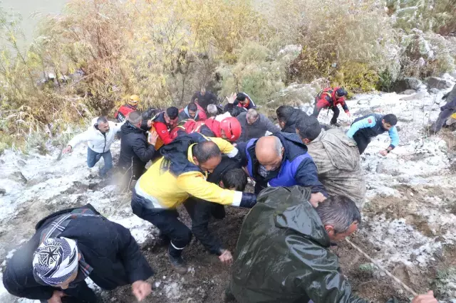 Hakkari De Ucurumdan Dusen Pikapta 2 Kisi 19259656 3143 M