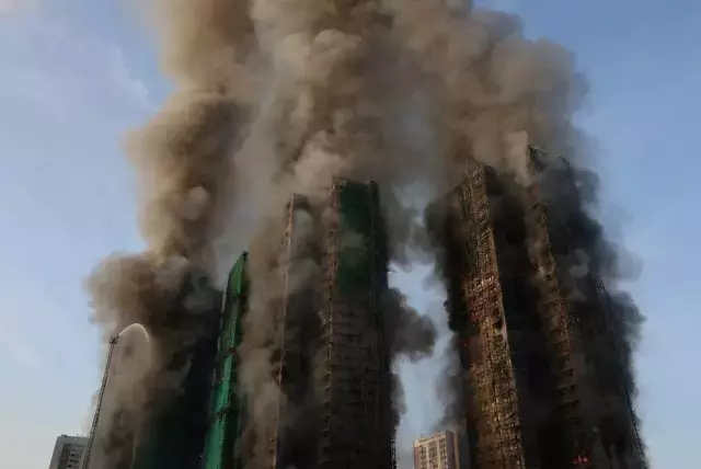 Hong Kong Daki Dev Sitede Cikan Yanginda Olu 19297294 8446 M