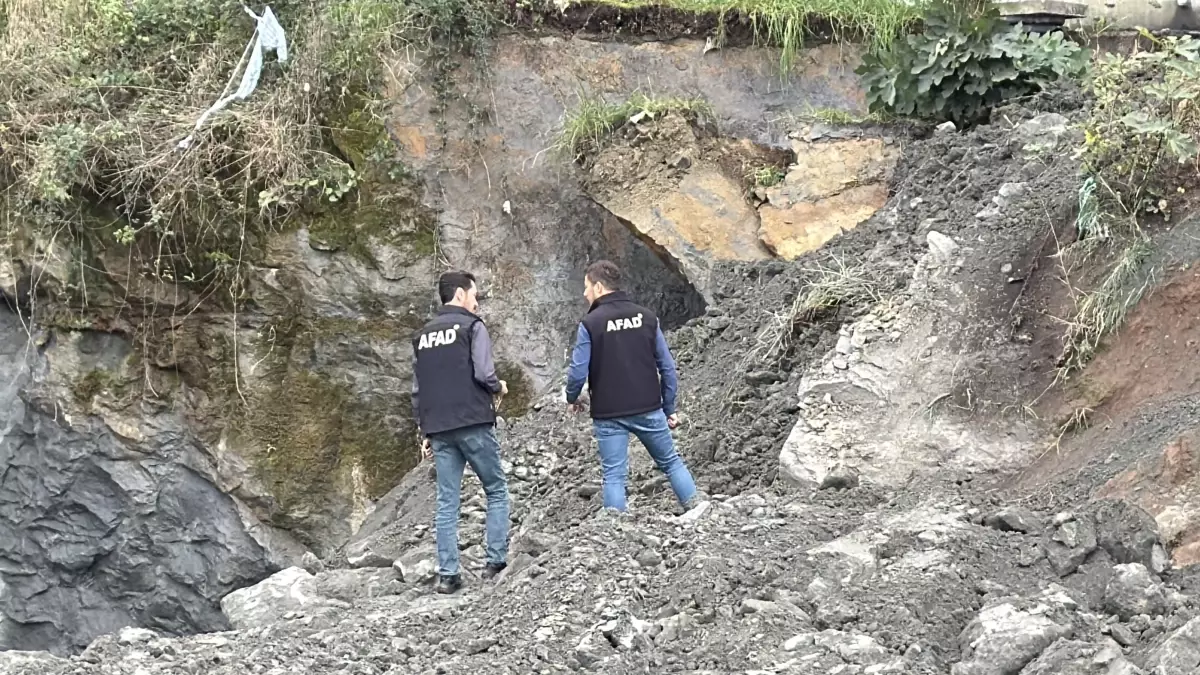 Insaat Alaninda Toprak Kaymasi 70 Kisi Evleri 19294070 Amp