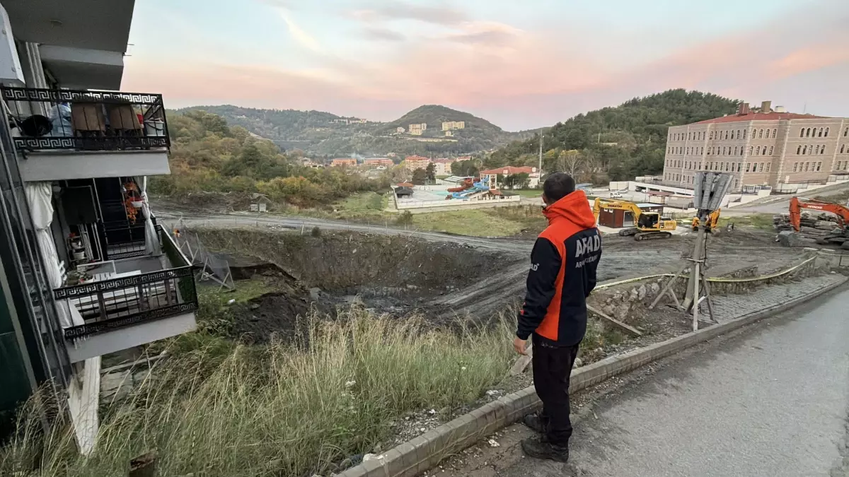 Insaat Alaninda Toprak Kaymasi 70 Kisi Evleri 8 19292957 Amp