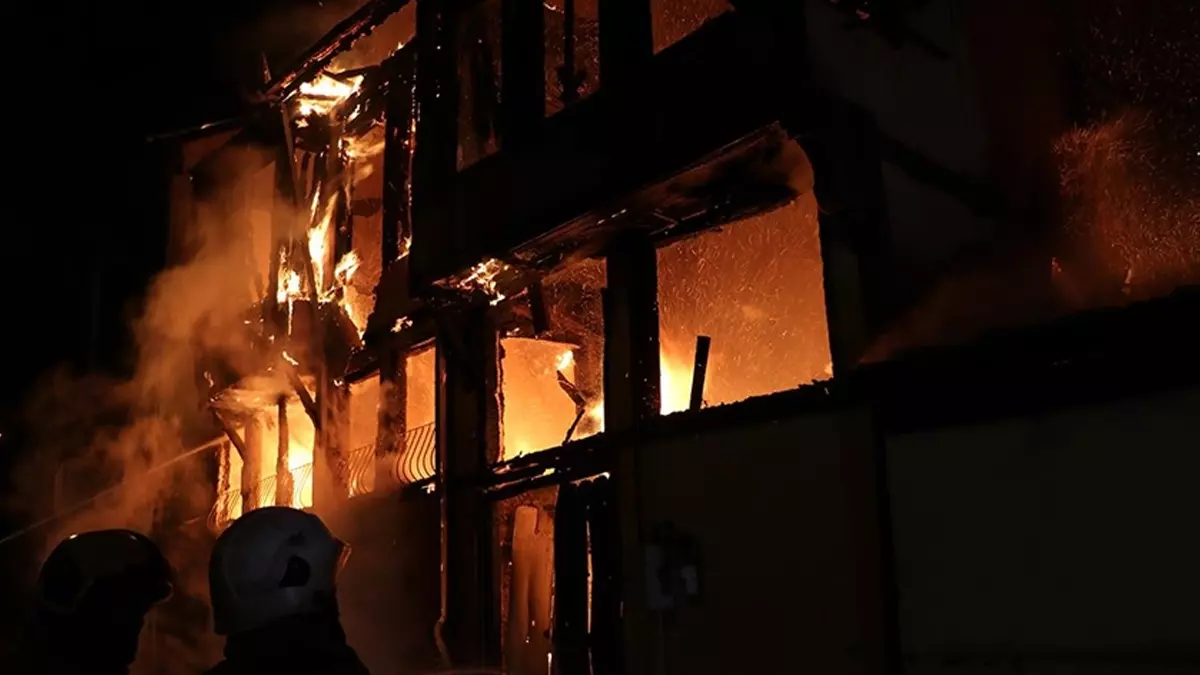 Izmirde Yangin 30 Kedisiy 516