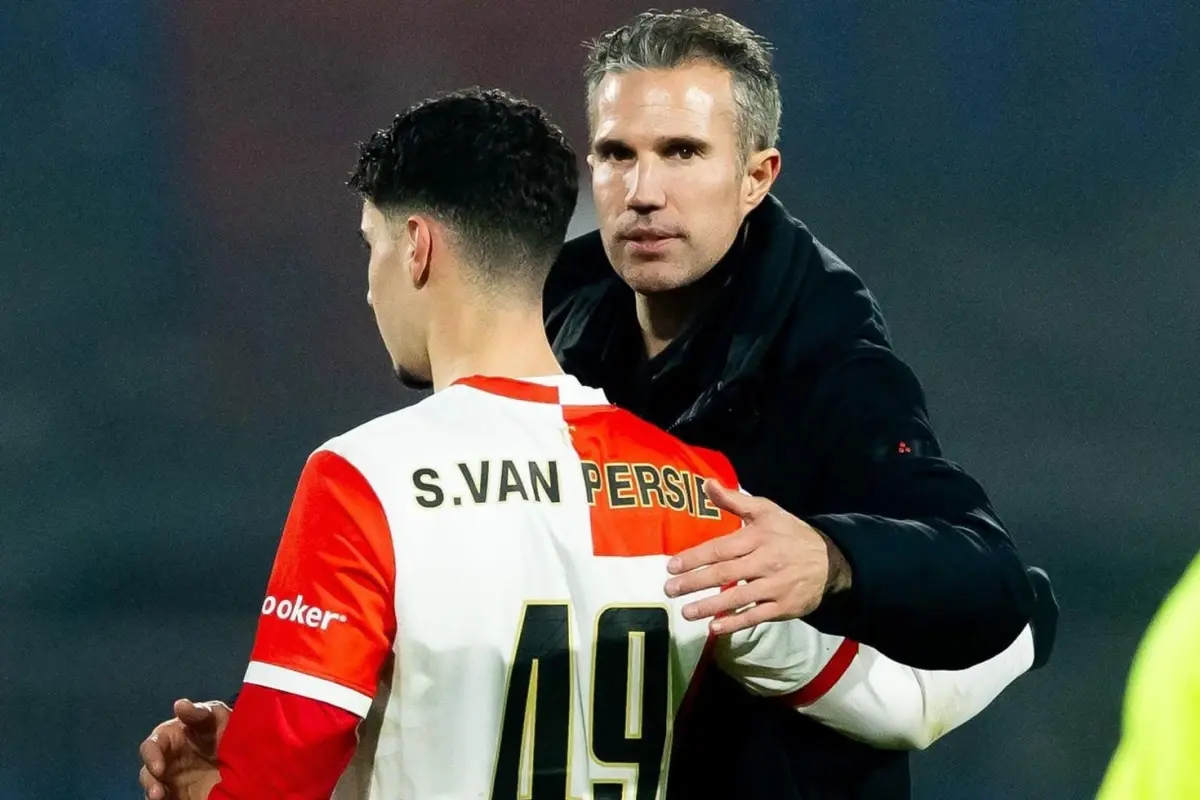 Kendi Oglunu Oyuna Alan Robin Van Persie 19303417 9502 Amp