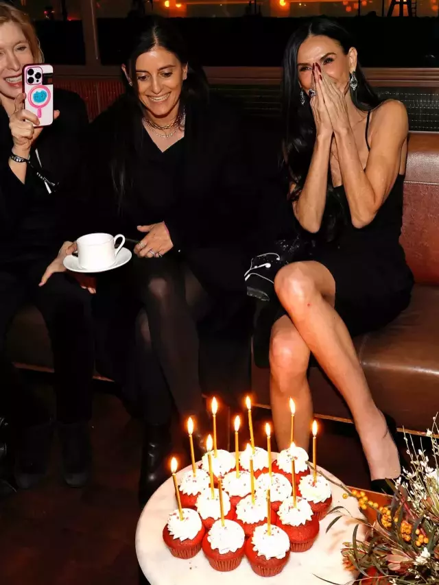 Kim Der 63 Yasinda Unlu Yildiz Galada Goz 19252934 5132 M