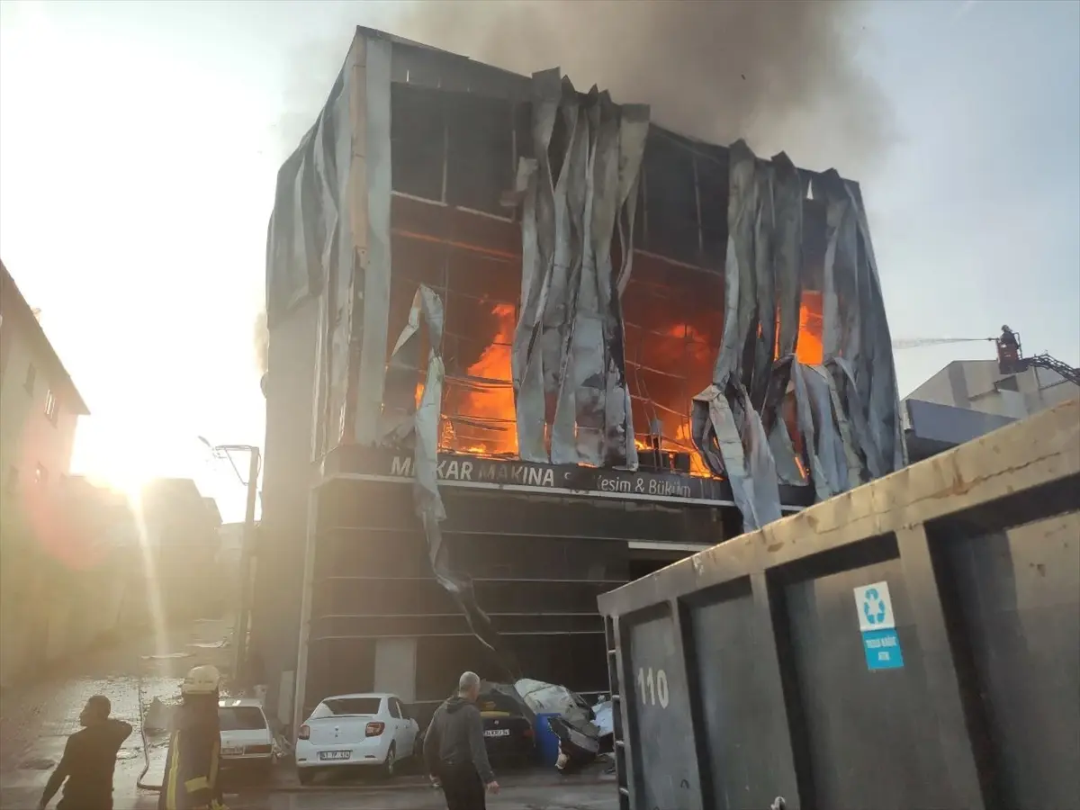 Kocaeli Deki Fabrika Yangininda Hayatini Kayb 19233393 Amp