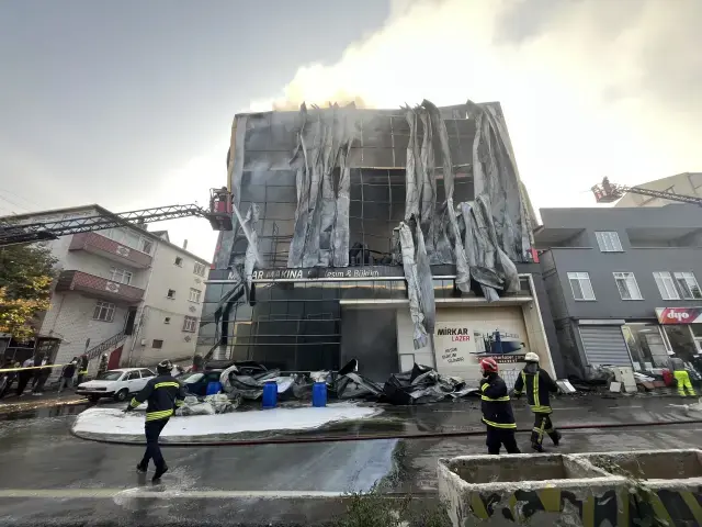 Kocaeli Nde Parfum Deposunda Yangin 6 Kisi 19231765 1347 M