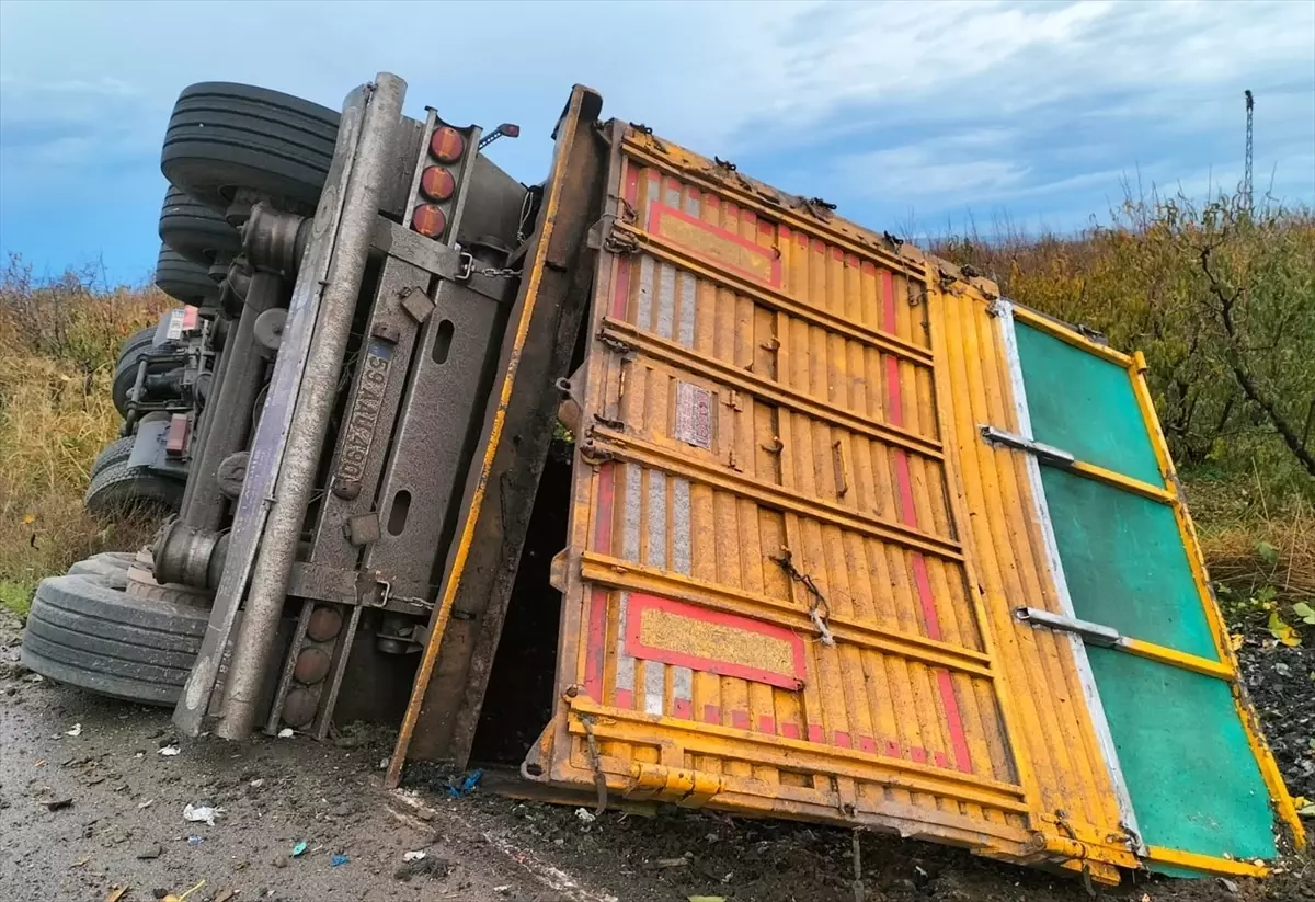 Lapseki De Devrilen Tirin Surucusu Yaralandi 19302418 Amp