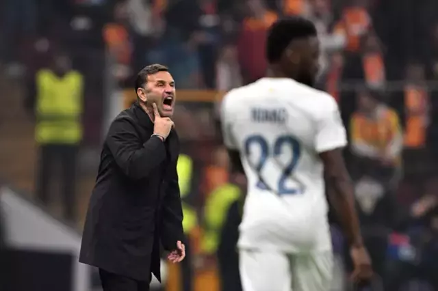 Okan Buruk Galatasarayli Taraftarlara Gecenin 19292743 9216 M