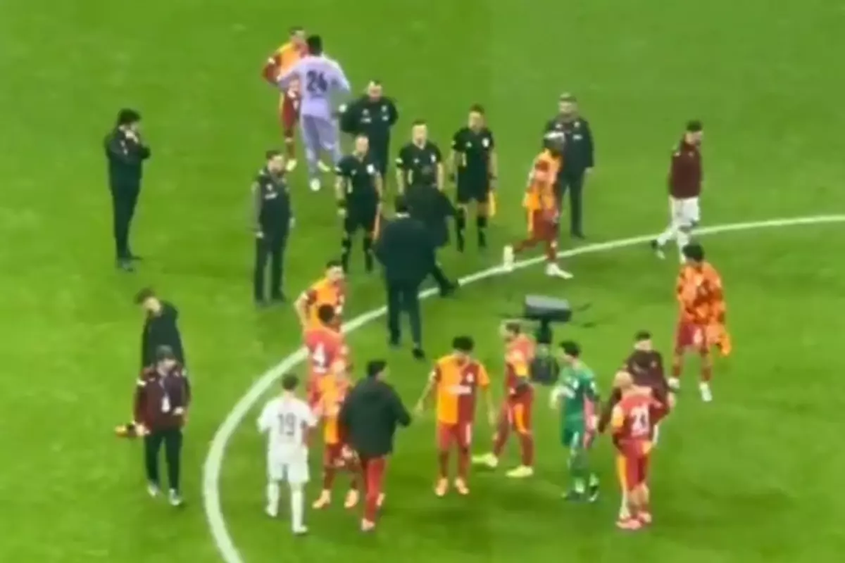 Okan Buruk Hakem Cihan Aydin In Elini Sikmadi 19210073 489 Amp