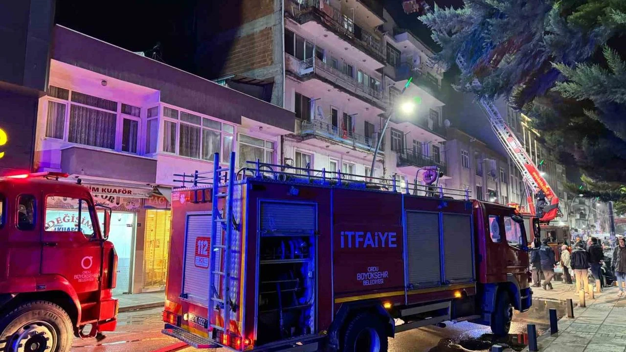 Orduda Cati Kati Yangini 5 Kisi Asansorlu Aracla Tahliye Edildi