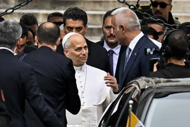 Papa Sultanahmet Camii Nde Ayakkabilarini Da 19304294 1563 M