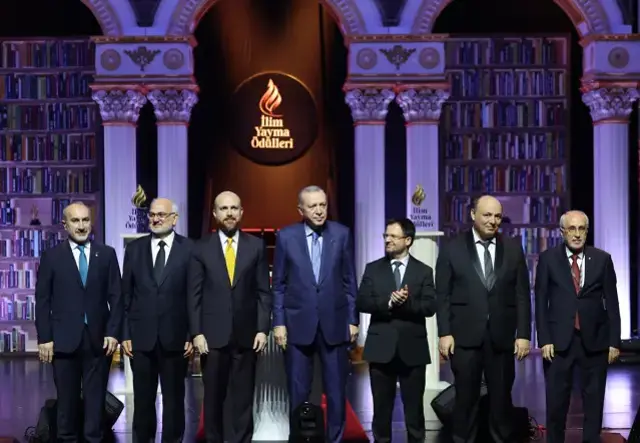 Sahnede Duygusal Anlar Bilal Erdogan Babasiyla 19307273 5928 M