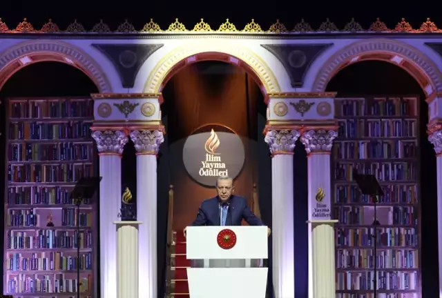 Sahnede Duygusal Anlar Bilal Erdogan Babasiyla 19307273 8744 M