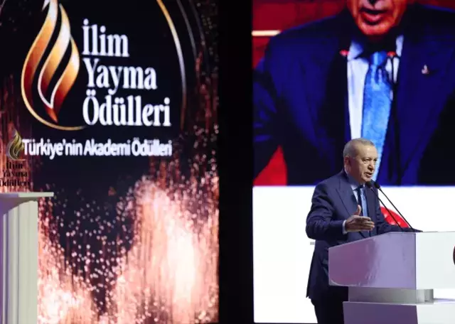 Sahnede Duygusal Anlar Bilal Erdogan Babasiyla 19307273 9294 M