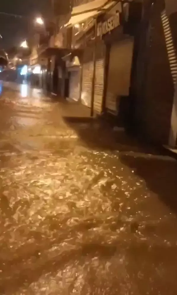 Sari Kodla Uyarilan Kentte Denizle Kara Birlesti 19304342 3563 M