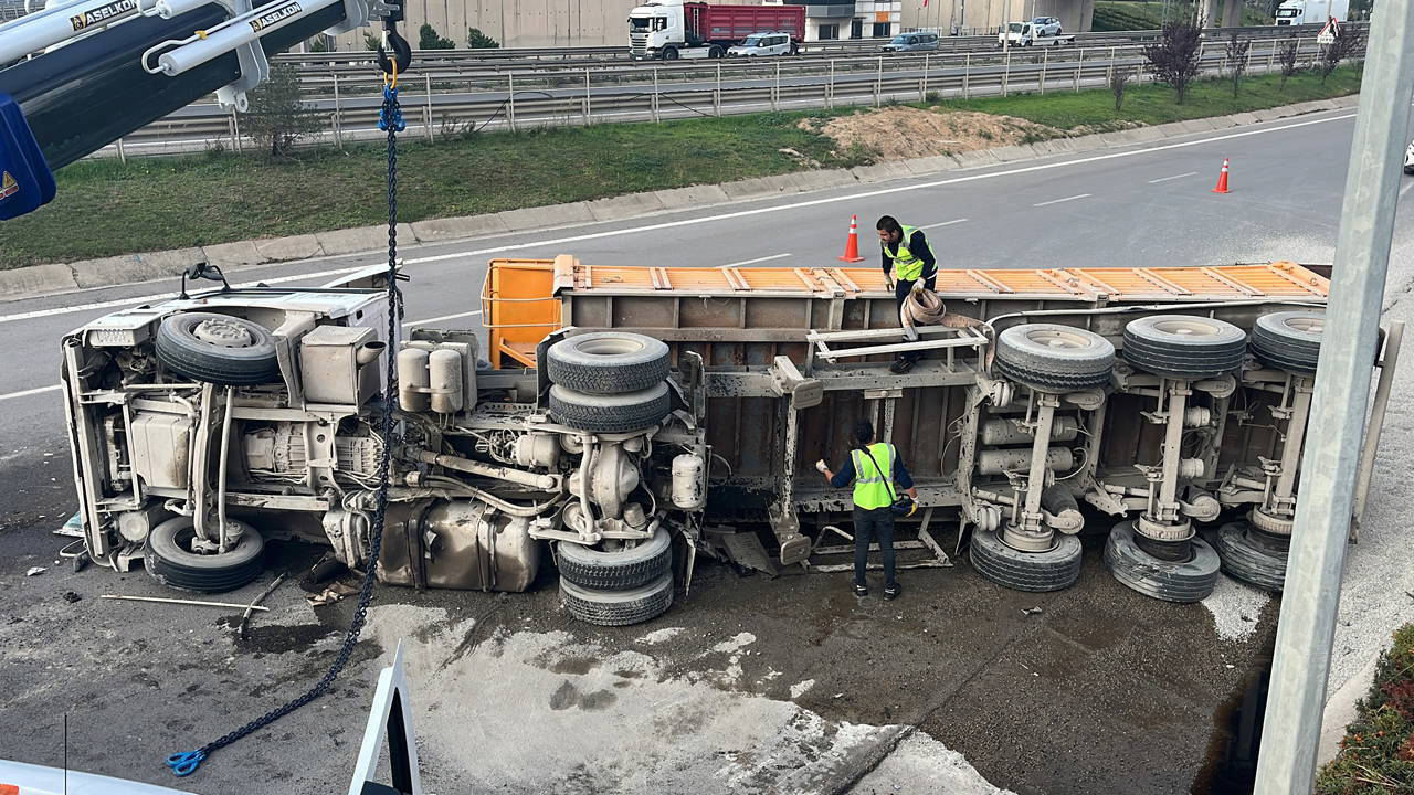 Tem Otoyolu Nda Micir Yuklu Kamyon Devrildi Sofor Yaralandi