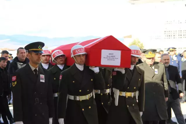 Turkiye Sehitlerini Ugurladi 19254401 1201 M