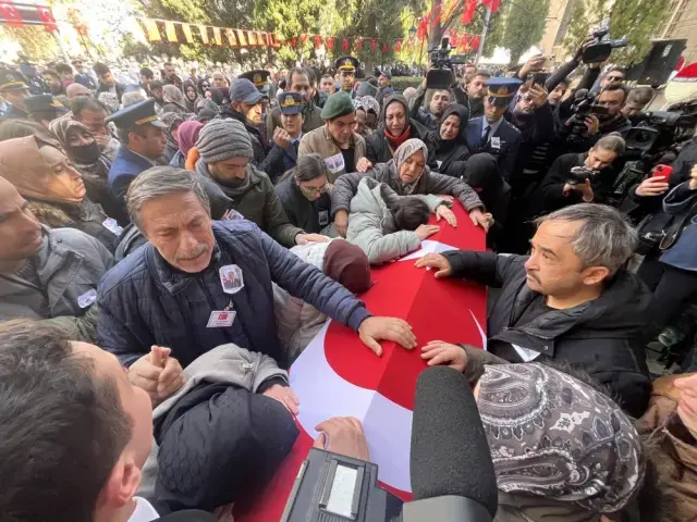 Turkiye Sehitlerini Ugurladi 19254401 3407 M