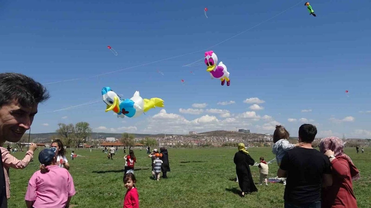 Ucurtma Senligi Ile Gokyuzu Renklendi