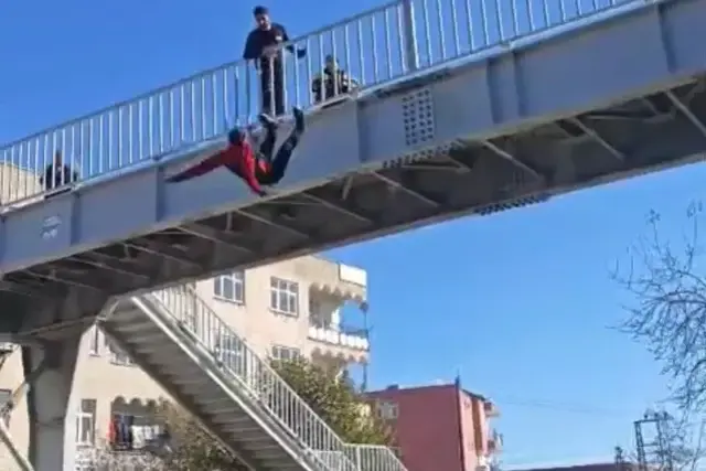 Ustgecitte Tehlikeli Anlar Intihar Girisimi 19265146 2197 O