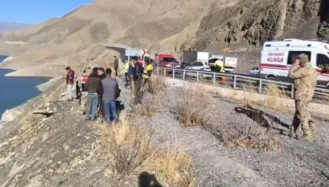 Van Da Bir Arac Baraja Yuvarlandi 2 Kisi 19307319 1962 M