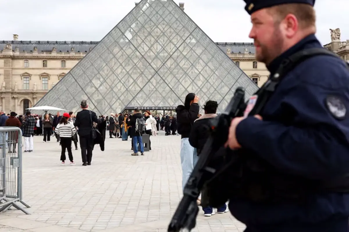 Yakalanan Hirsizlar Her Seyi Itiraf Etti Louvre 19299794 189 Amp