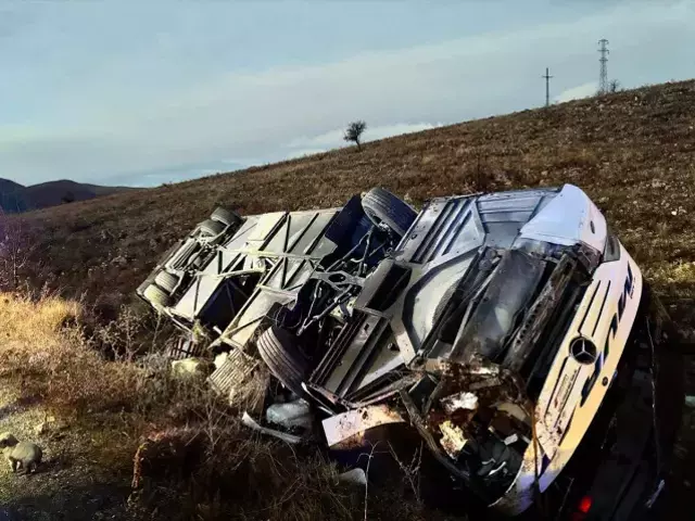 Yolcu Otobusu Sarampole Devrildi Olu Ve 19307143 2082 M