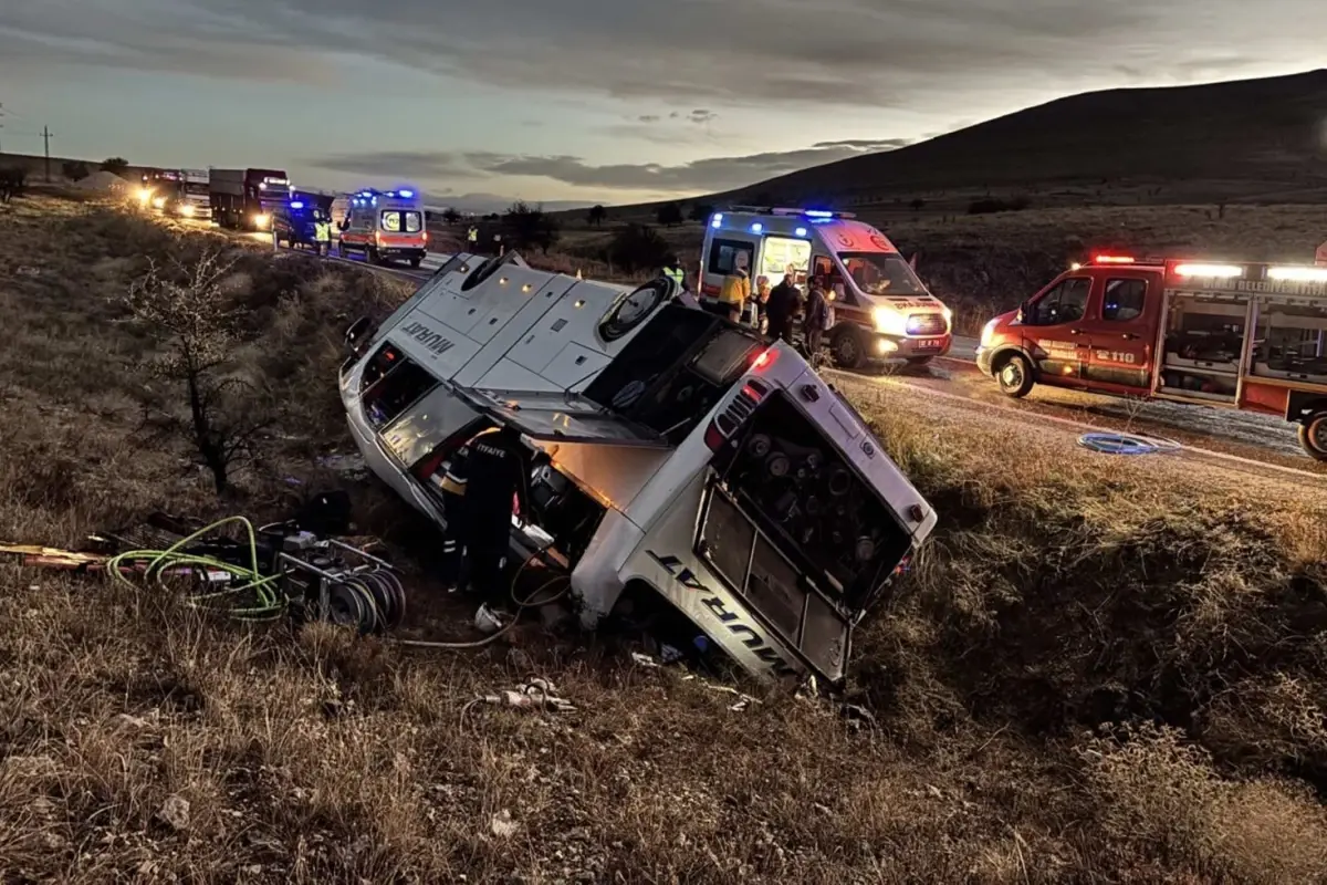 Yolcu Otobusu Sarampole Devrildi Olu Ve 19307143 6097 Amp