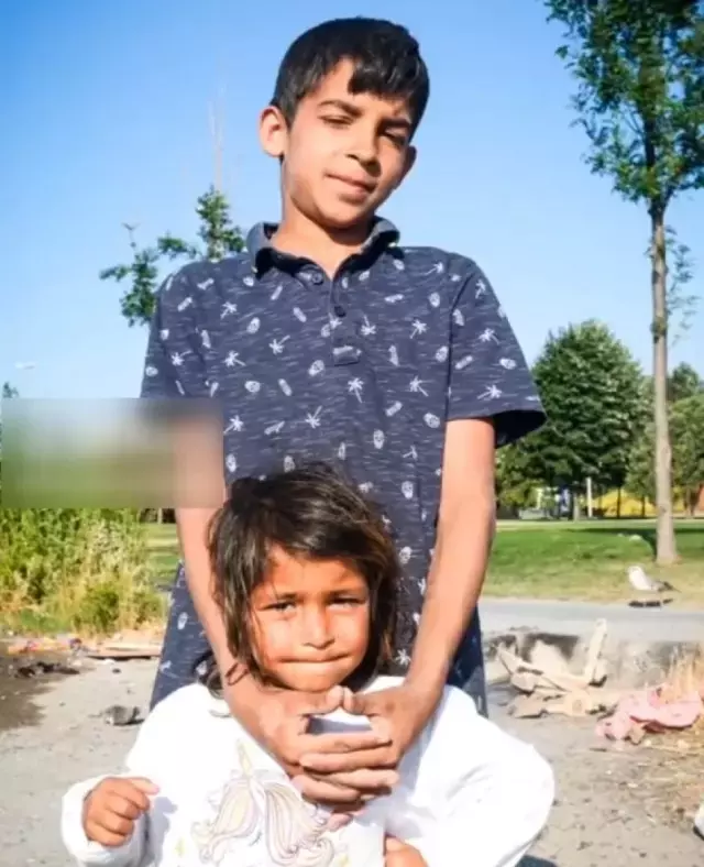 3 Cocugun Can Verdigi Yanginda Anne Ve Baba 19347866 3735 M