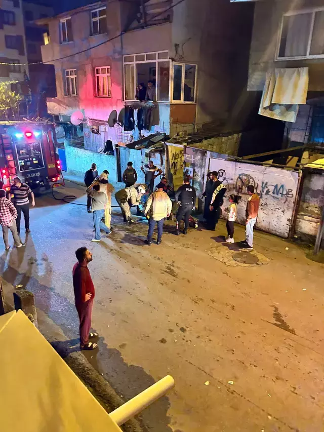 3 Cocugun Can Verdigi Yanginda Anne Ve Baba 19347866 3875 M