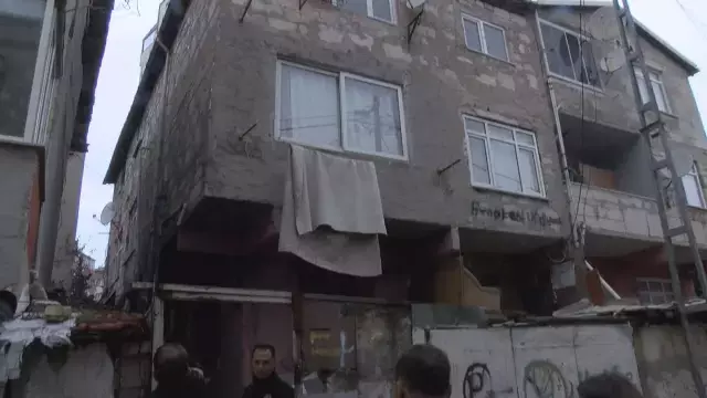 3 Cocugun Can Verdigi Yanginda Anne Ve Baba 19347866 9592 M