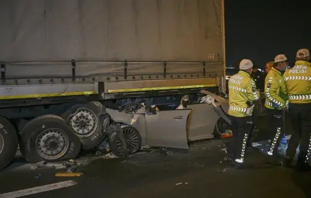 Ankara Da Bir Otomobil Tirin Altina Girdi 2 Olu 19328776 4082 M