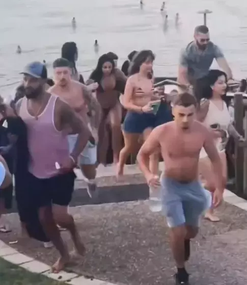 Avustralya Da Silahli Saldiri Plajdaki Insanlari 19355999 680 M