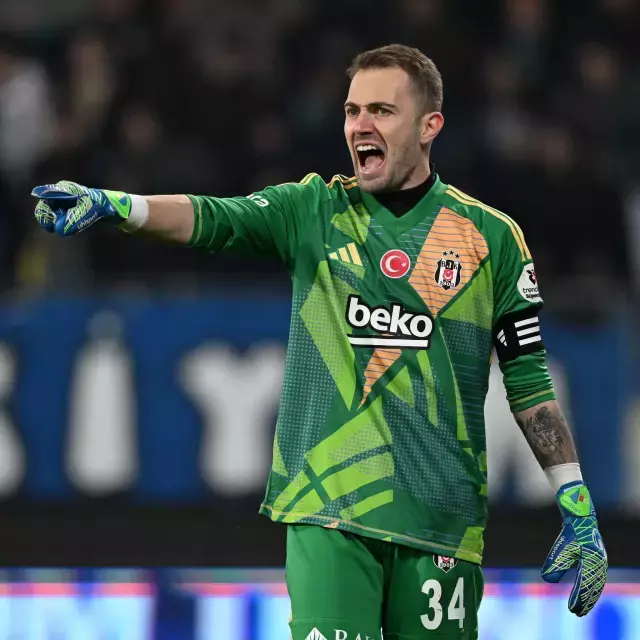 Besiktas Iki Futbolcunun Kalemini Kirdi 19395450 3149 M