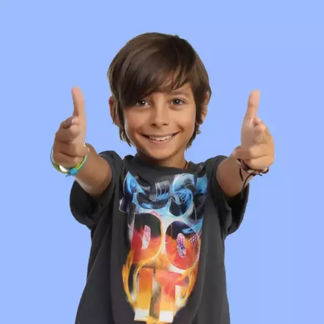 Bir Zamanlarin En Unlu Cocuk Oyuncusuydu Hayli 19396134 8718 M