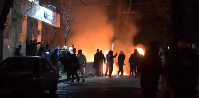 Bulgaristan Alev Alev On Binlerce Kisi Sokaklara 19315008 2005 M