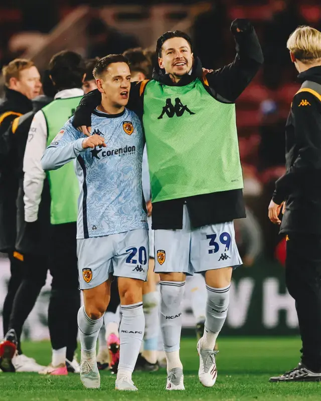 Butun Ingiltere Acun Ilicali Yi Konusuyor 19408355 8472 M