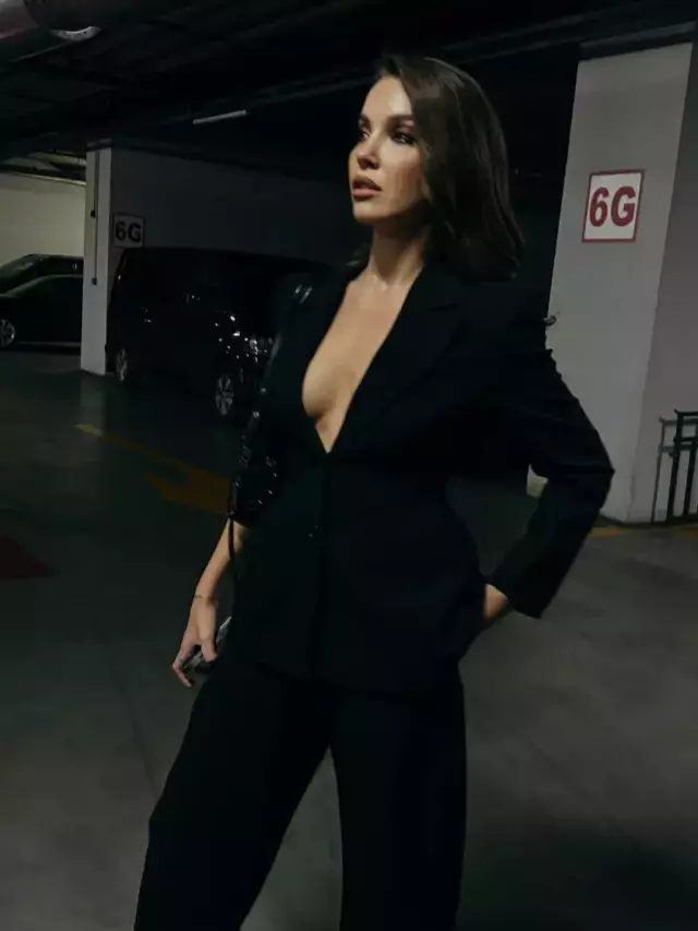 Ceketinin Altina Hicbir Sey Giymedi Dekoltesi 19349299 4900 M