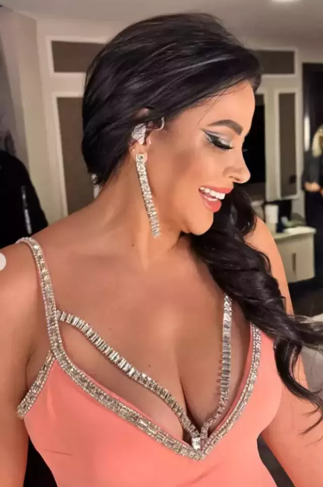 Derin Dekoltesi Olay Oldu Eski Zara Nerede 19310401 4942 M