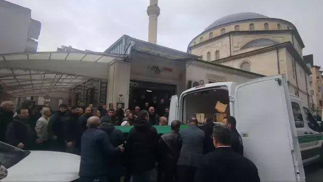 Evde Temizlik Yaparken Fenalasan Genc Kadin 19343310 2428 M