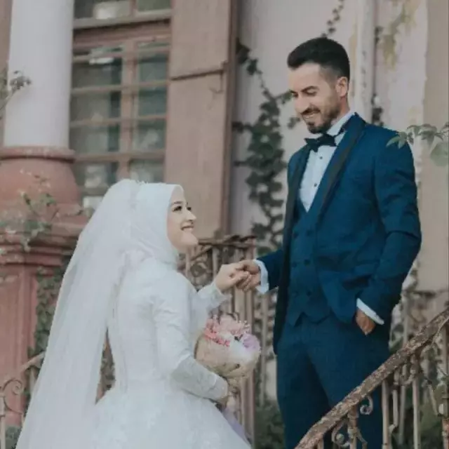 Evde Temizlik Yaparken Fenalasan Genc Kadin 19343310 9186 M