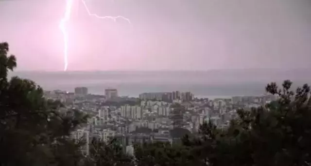 Gozde Kentimizin Uzerinde Cakan Simsekler Gorsel 19327793 9558 M