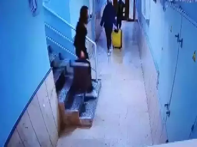 Gullu Nun Kizi Tugyan Ulkem Gulter Annesini 19352779 7808 M