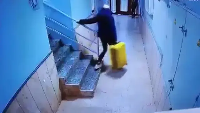 Gullu Nun Kizinin Bavulla Evden Ciktigi Anlar 19343566 5182 M