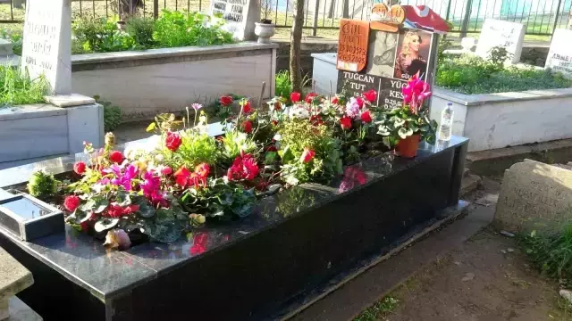 Gullu Nun Mezari Gul Bahcesine Dondu 4 19362226 O