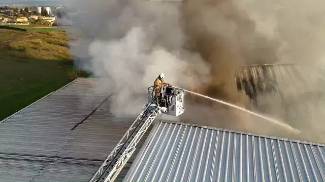 Kaucuk Fabrikasinda Yangin Dumanlar Gokyuzunu 19328813 8951 M