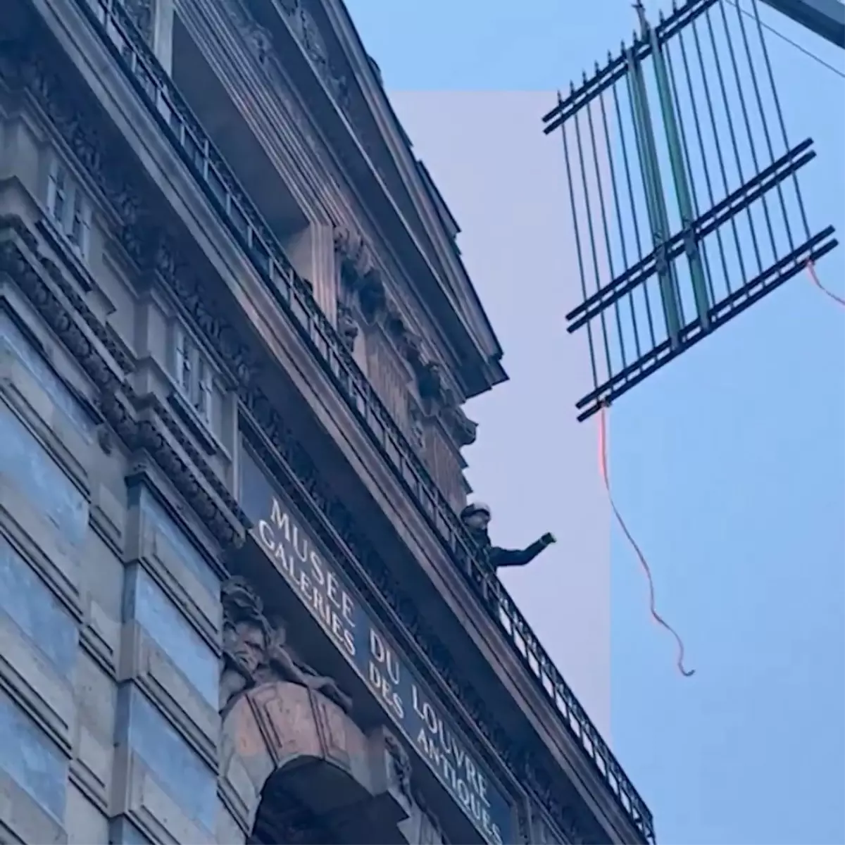 Louvre Muzesi Ne Demir Parmakliklar Yerlestir 19384464 Amp