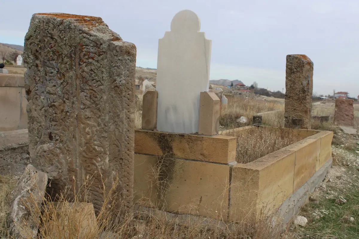 Mezarliktaki Esrarengiz Tas 19325791 560 Amp