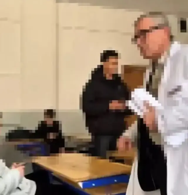 Ogrencilerin Zorbalik Yapip Dalga Gectigi 19320877 3861 M